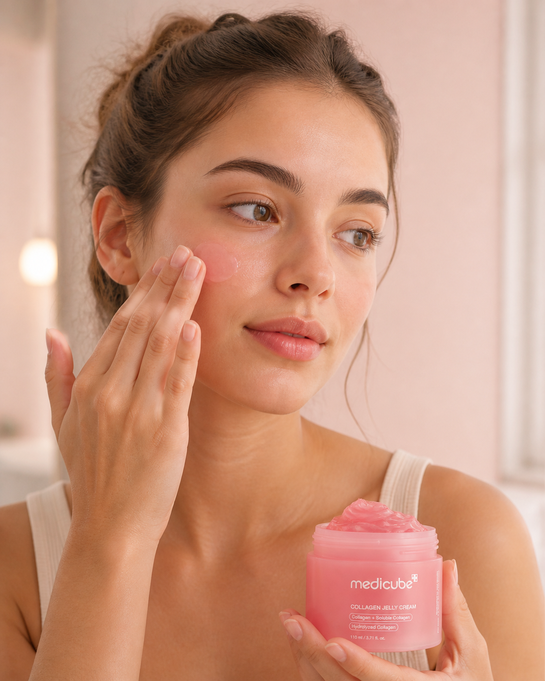 Mujer aplicando la crema gel de colágeno Medicube sobre la mejilla
