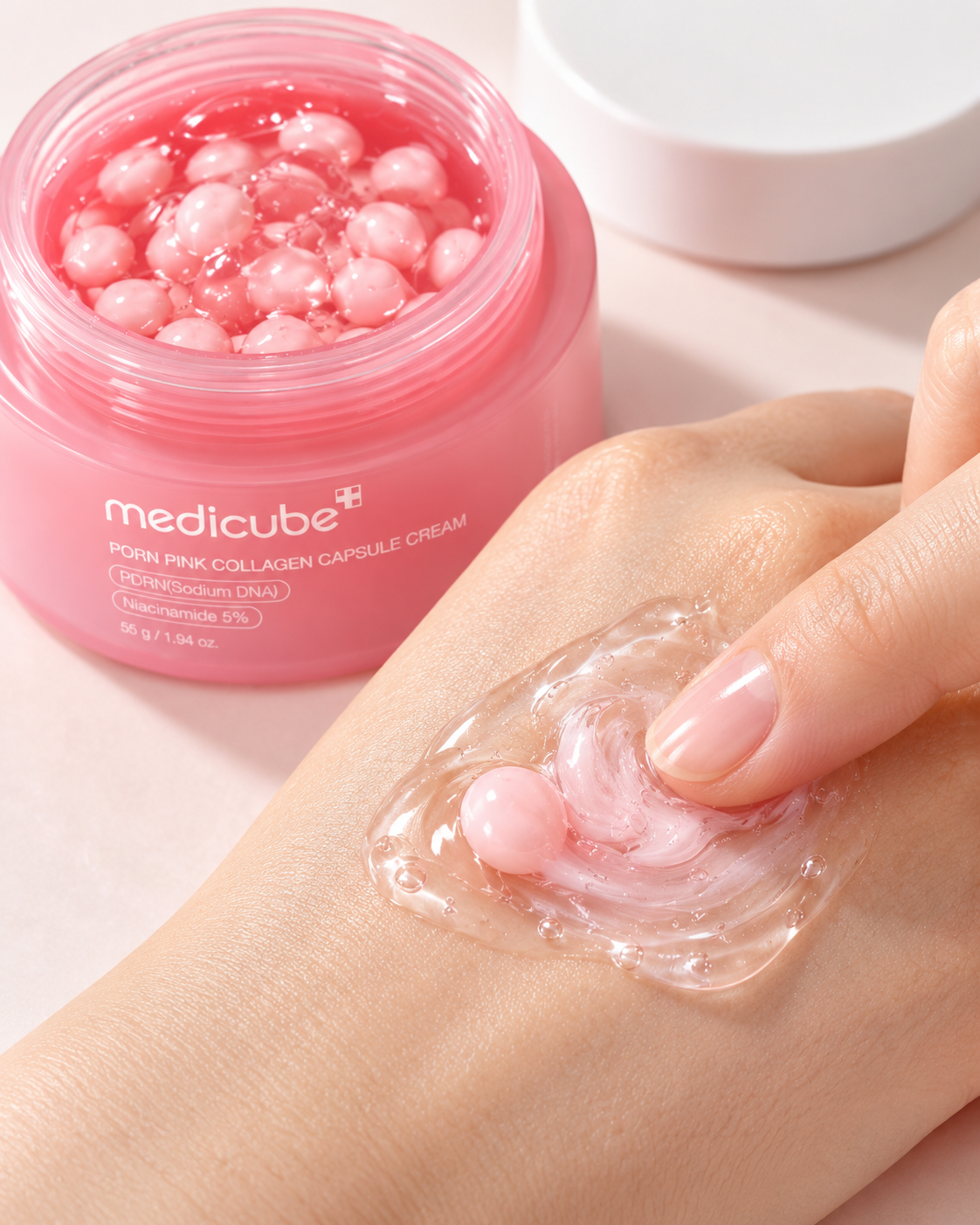 Demostración de textura: microcápsulas rosadas de PDRN y gel cristalino fusionándose en la piel - Crema de PDRN + COLÁGENO - Medicube