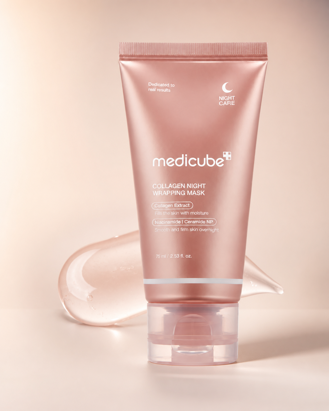 Mascarilla nocturna de colágeno medicube sobre un fondo rosa suave