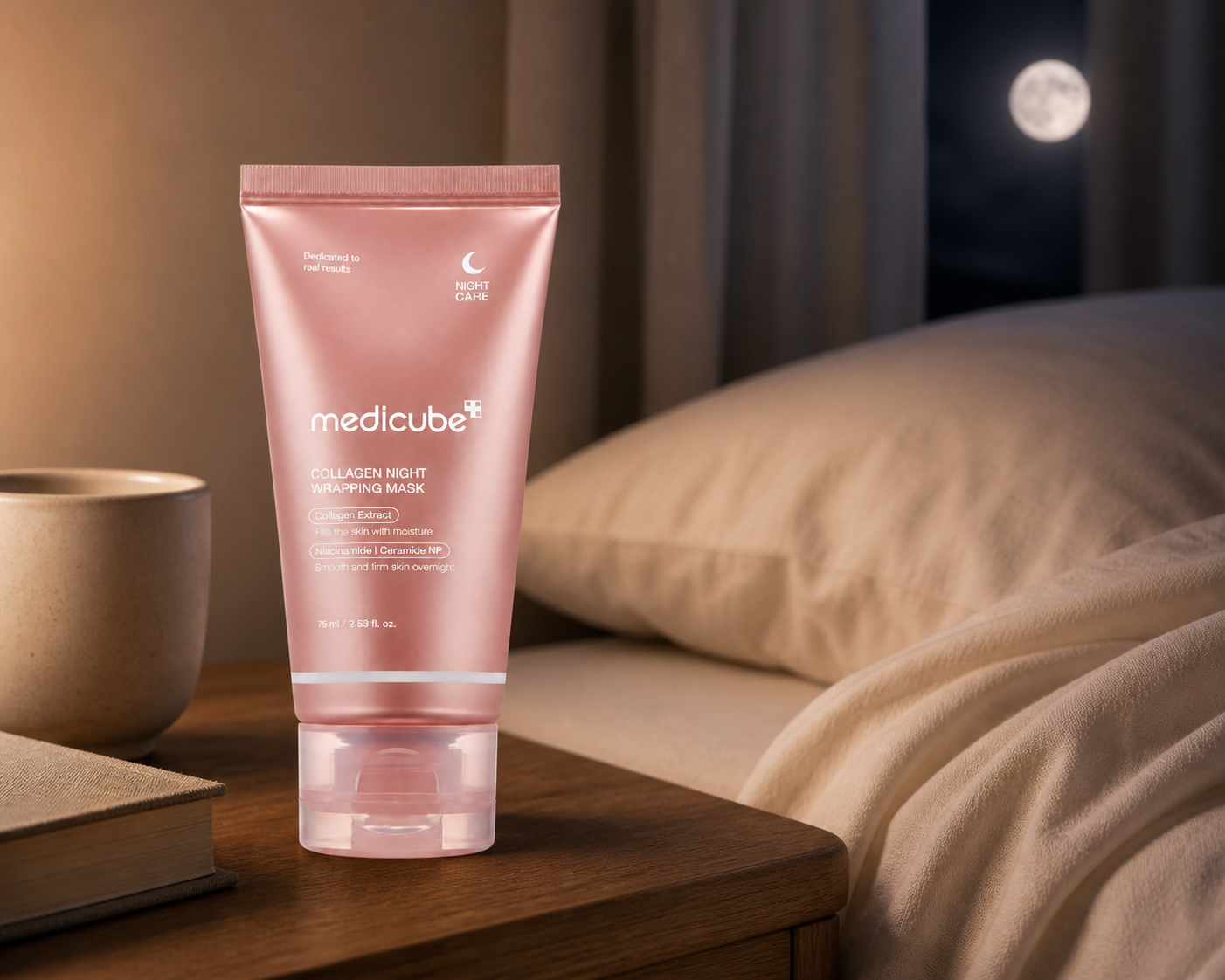 Mascarilla medicube en un ritual nocturno junto a la cama